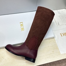 Dior 迪奥2026秋冬走秀高定系列Medaillon系列及膝女靴 CD字母logo 标志性徽章电绣拼色优雅高筒长靴 Dior 迪奥2026秋冬走秀高定系列Medaillon系列及膝女靴 CD字母logo 标志性徽章电绣拼色优雅高筒长靴