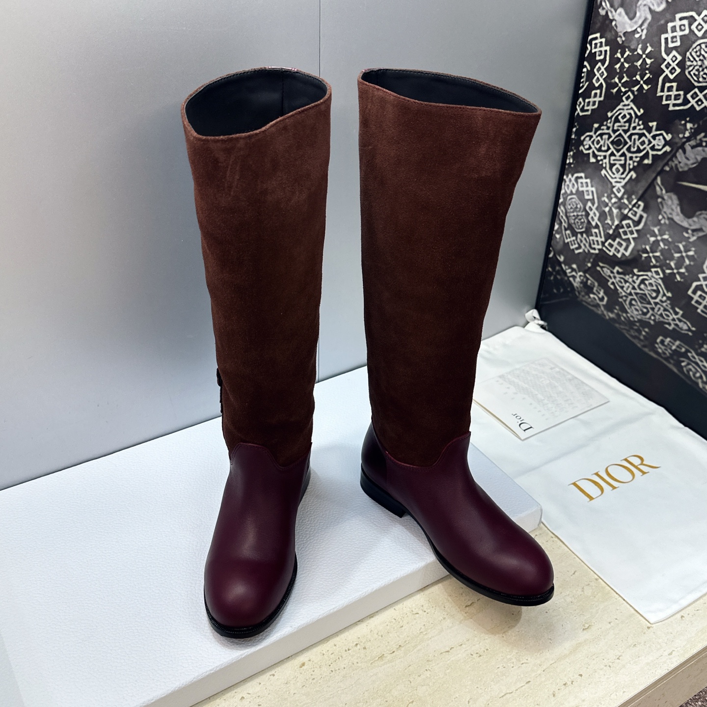 Dior 迪奥2026秋冬走秀高定系列Medaillon系列及膝女靴 CD字母logo 标志性徽章电绣拼色优雅高筒长靴 Dior 迪奥2026秋冬走秀高定系列Medaillon系列及膝女靴 CD字母logo 标志性徽章电绣拼色优雅高筒长靴