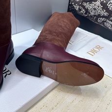 Dior 迪奥2026秋冬走秀高定系列Medaillon系列及膝女靴 CD字母logo 标志性徽章电绣拼色优雅高筒长靴 Dior 迪奥2026秋冬走秀高定系列Medaillon系列及膝女靴 CD字母logo 标志性徽章电绣拼色优雅高筒长靴