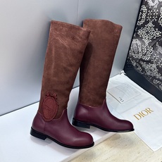 Dior 迪奥2026秋冬走秀高定系列Medaillon系列及膝女靴 CD字母logo 标志性徽章电绣拼色优雅高筒长靴 Dior 迪奥2026秋冬走秀高定系列Medaillon系列及膝女靴 CD字母logo 标志性徽章电绣拼色优雅高筒长靴