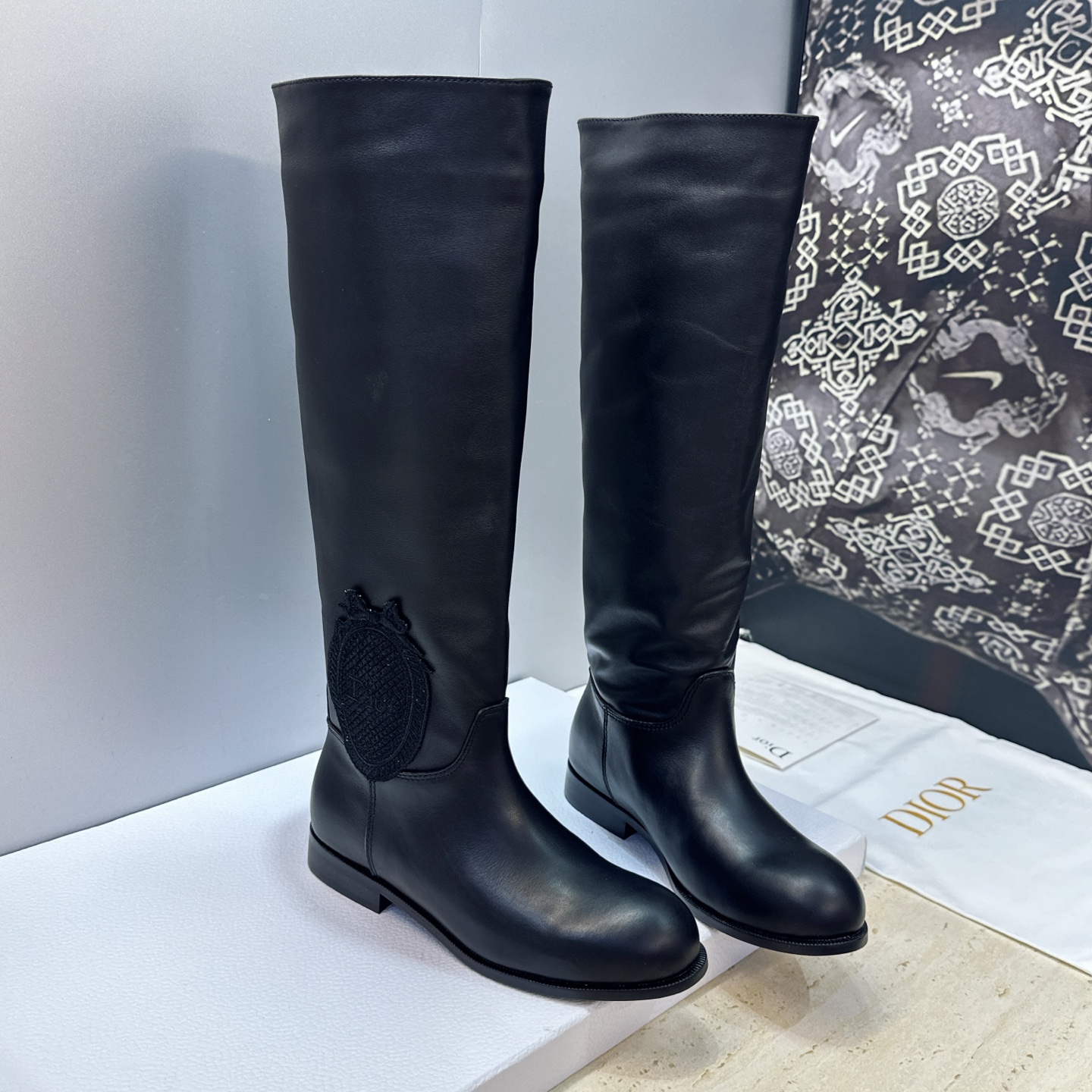 Dior 迪奥2026秋冬走秀高定系列Medaillon系列及膝女靴 CD字母logo 标志性徽章电绣拼色优雅高筒长靴 