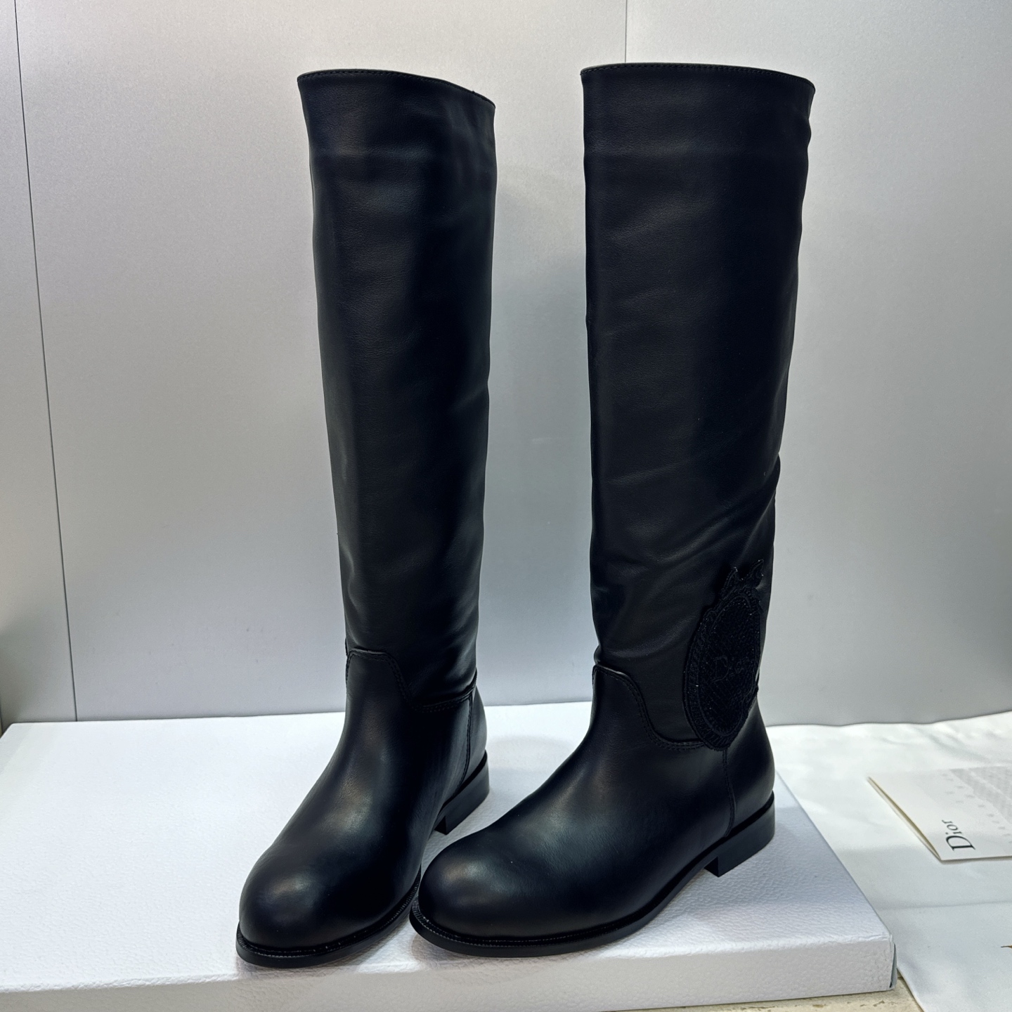 Dior 迪奥2026秋冬走秀高定系列Medaillon系列及膝女靴 CD字母logo 标志性徽章电绣拼色优雅高筒长靴 