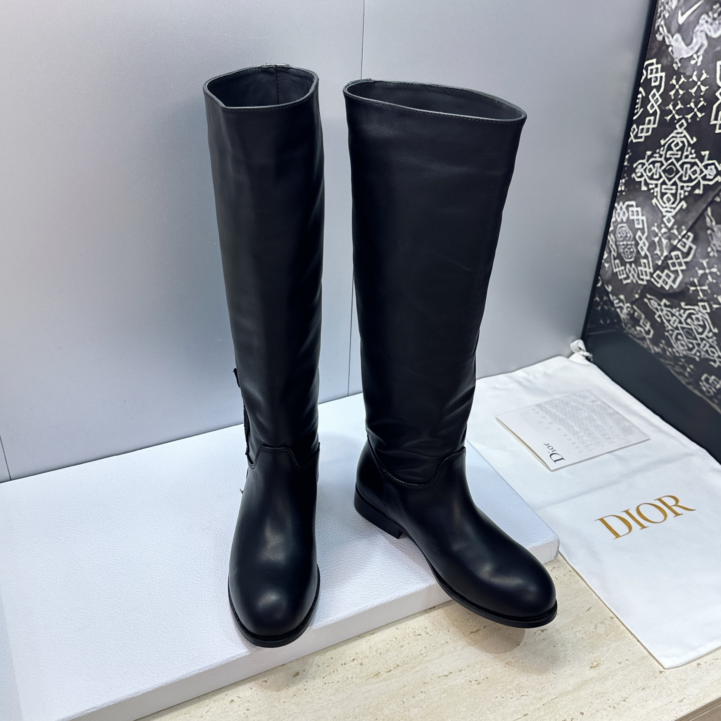 Dior 迪奥2026秋冬走秀高定系列Medaillon系列及膝女靴 CD字母logo 标志性徽章电绣拼色优雅高筒长靴 