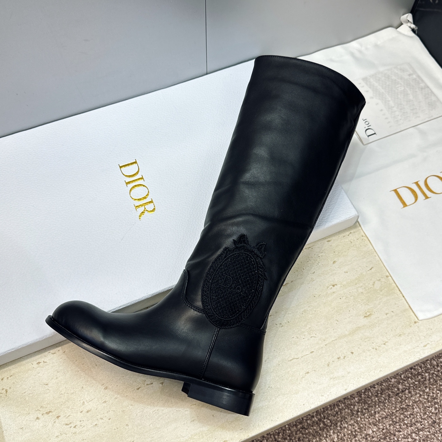 Dior 迪奥2026秋冬走秀高定系列Medaillon系列及膝女靴 CD字母logo 标志性徽章电绣拼色优雅高筒长靴 