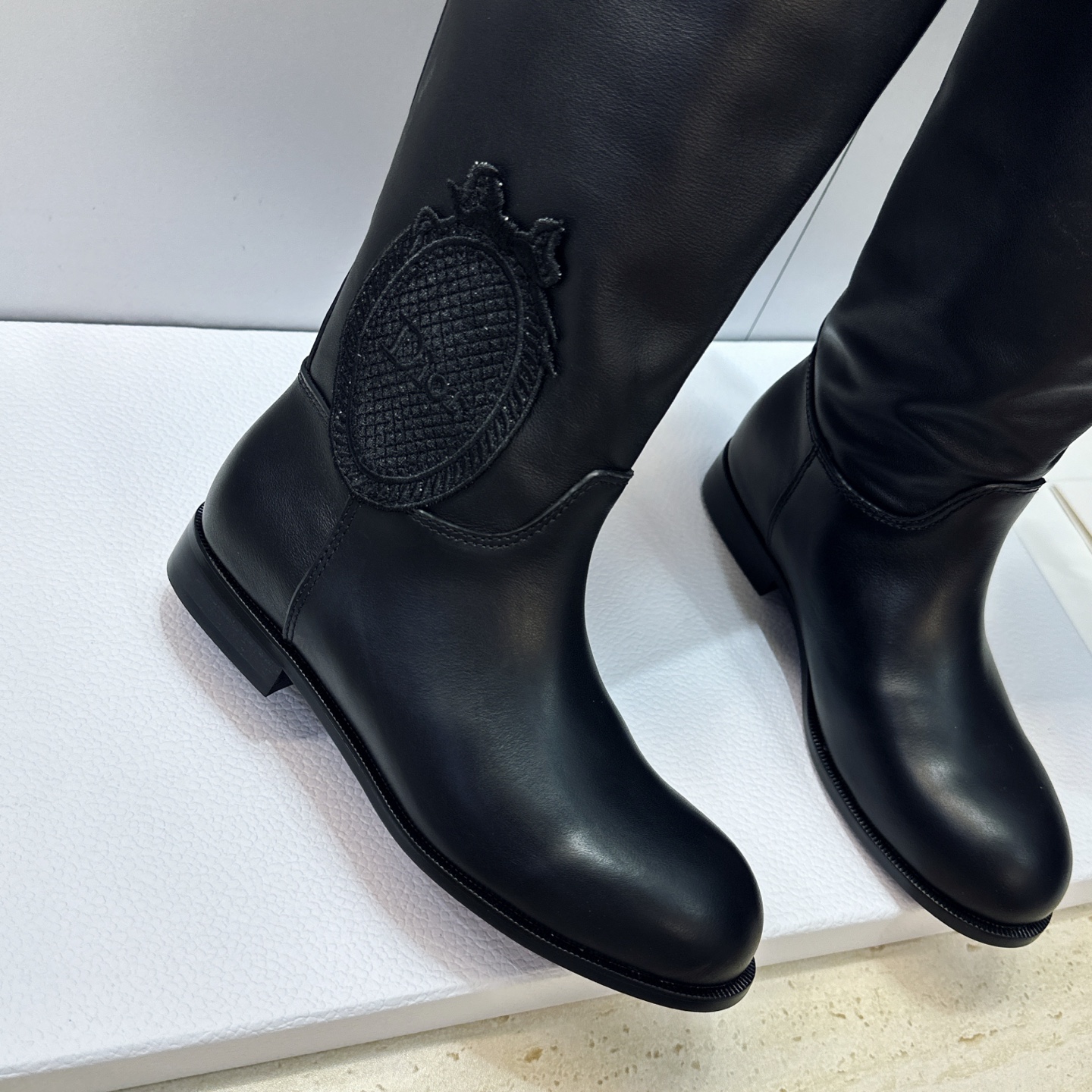 Dior 迪奥2026秋冬走秀高定系列Medaillon系列及膝女靴 CD字母logo 标志性徽章电绣拼色优雅高筒长靴 
