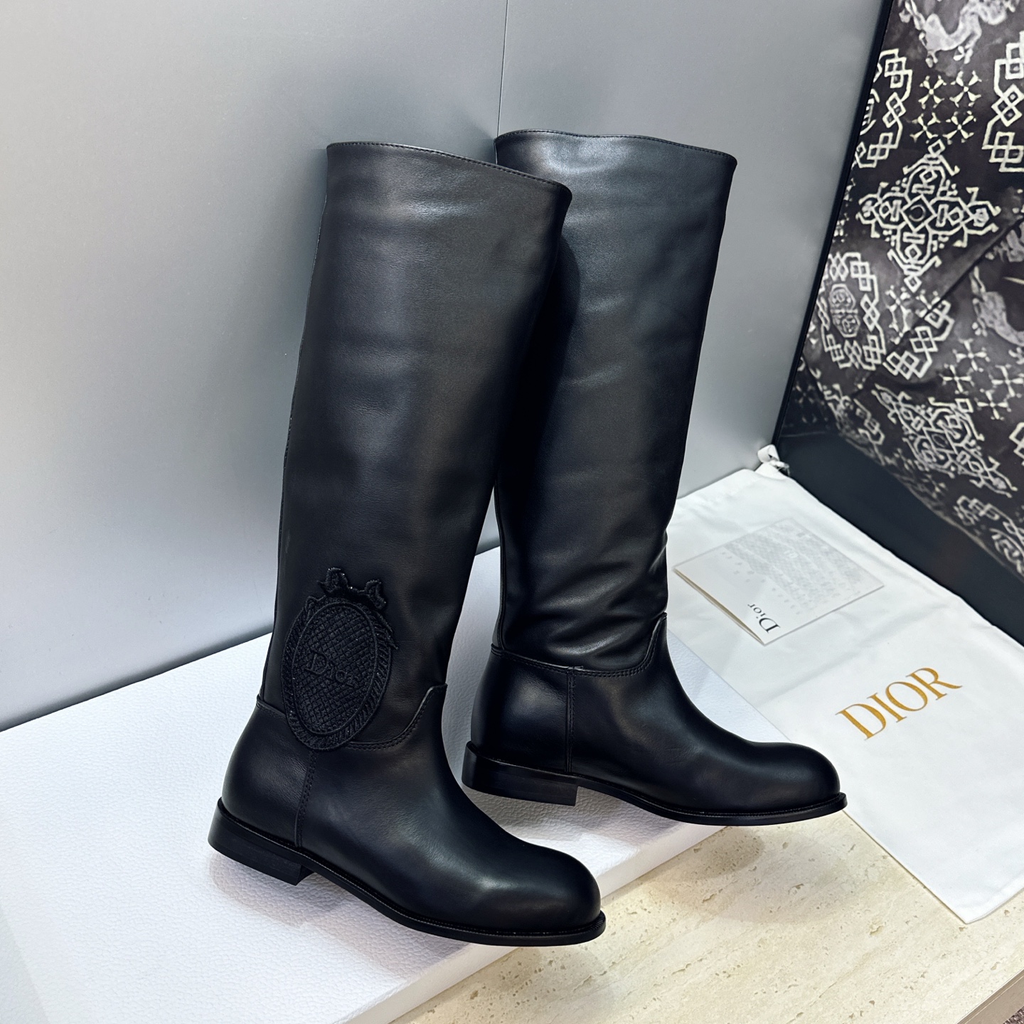 Dior 迪奥2026秋冬走秀高定系列Medaillon系列及膝女靴 CD字母logo 标志性徽章电绣拼色优雅高筒长靴 