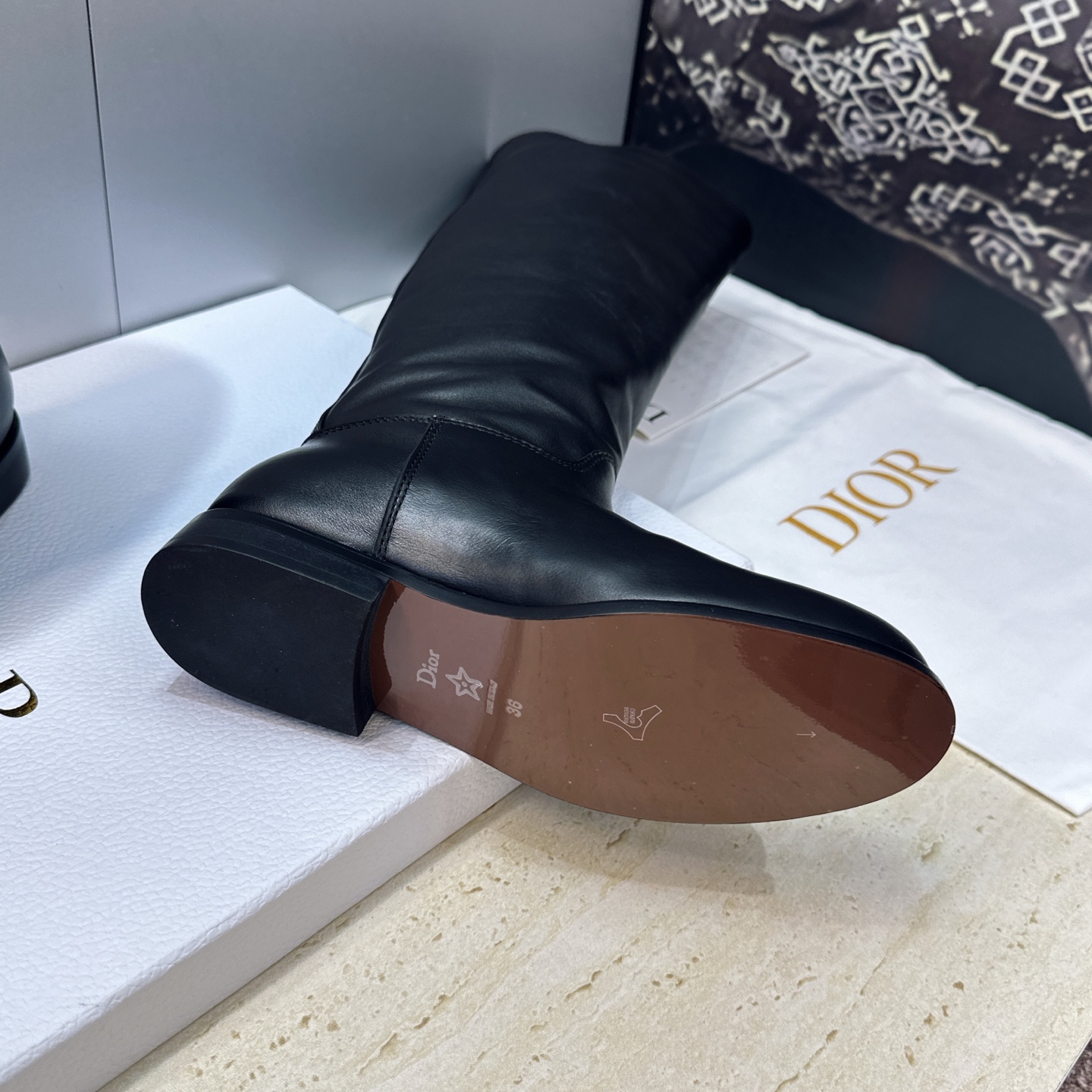 Dior 迪奥2026秋冬走秀高定系列Medaillon系列及膝女靴 CD字母logo 标志性徽章电绣拼色优雅高筒长靴 