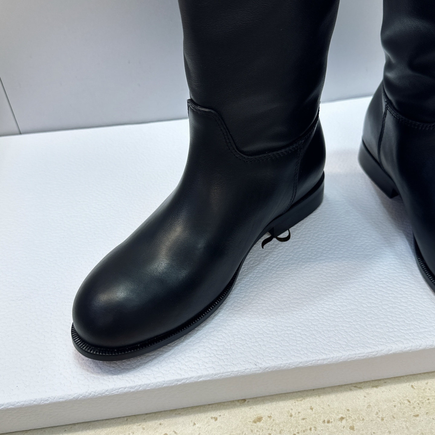 Dior 迪奥2026秋冬走秀高定系列Medaillon系列及膝女靴 CD字母logo 标志性徽章电绣拼色优雅高筒长靴 