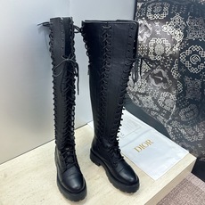 DIOR 迪奥 2026秋冬走秀海报新款D-Road高定系列后拉链过膝机车女长靴 CD字母logo厚底圆头低跟系带高筒骑 DIOR 迪奥 2026秋冬走秀海报新款D-Road高定系列后拉链过膝机车女长靴 CD字母logo厚底圆头低跟系带高筒骑