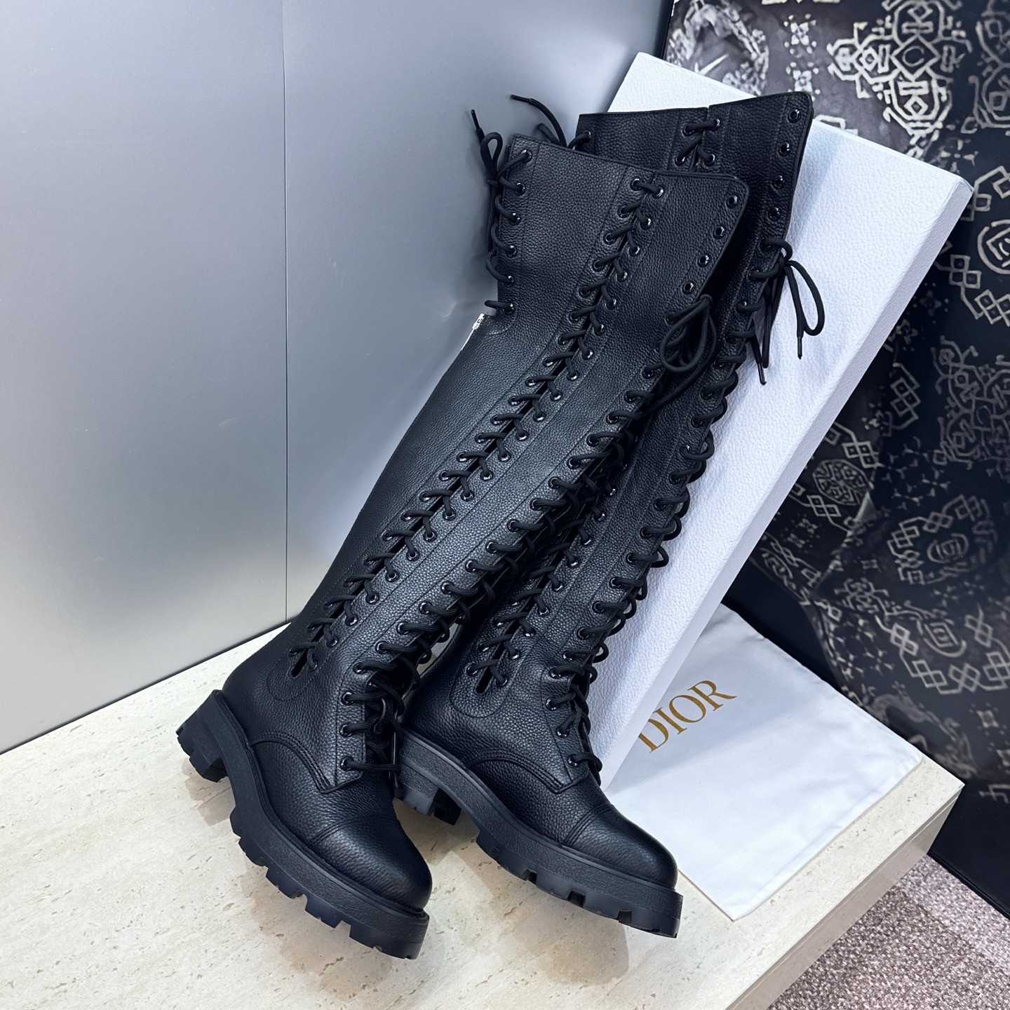 DIOR 迪奥 2026秋冬走秀海报新款D-Road高定系列后拉链过膝机车女长靴 CD字母logo厚底圆头低跟系带高筒骑 DIOR 迪奥 2026秋冬走秀海报新款D-Road高定系列后拉链过膝机车女长靴 CD字母logo厚底圆头低跟系带高筒骑