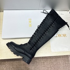 DIOR 迪奥 2026秋冬走秀海报新款D-Road高定系列后拉链过膝机车女长靴 CD字母logo厚底圆头低跟系带高筒骑 DIOR 迪奥 2026秋冬走秀海报新款D-Road高定系列后拉链过膝机车女长靴 CD字母logo厚底圆头低跟系带高筒骑