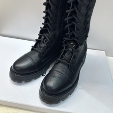 DIOR 迪奥 2026秋冬走秀海报新款D-Road高定系列后拉链过膝机车女长靴 CD字母logo厚底圆头低跟系带高筒骑 DIOR 迪奥 2026秋冬走秀海报新款D-Road高定系列后拉链过膝机车女长靴 CD字母logo厚底圆头低跟系带高筒骑