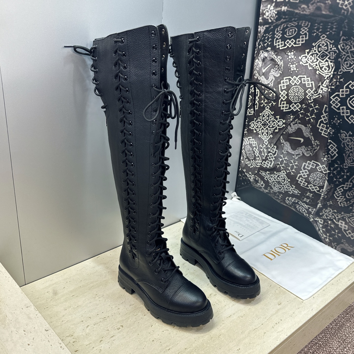 DIOR 迪奥 2026秋冬走秀海报新款D-Road高定系列后拉链过膝机车女长靴 CD字母logo厚底圆头低跟系带高筒骑
