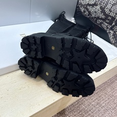 DIOR 迪奥 2026秋冬走秀海报新款D-Road高定系列后拉链过膝机车女长靴 CD字母logo厚底圆头低跟系带高筒骑 DIOR 迪奥 2026秋冬走秀海报新款D-Road高定系列后拉链过膝机车女长靴 CD字母logo厚底圆头低跟系带高筒骑