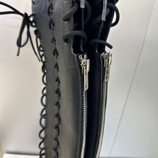 DIOR 迪奥 2026秋冬走秀海报新款D-Road高定系列后拉链过膝机车女长靴 CD字母logo厚底圆头低跟系带高筒骑 DIOR 迪奥 2026秋冬走秀海报新款D-Road高定系列后拉链过膝机车女长靴 CD字母logo厚底圆头低跟系带高筒骑