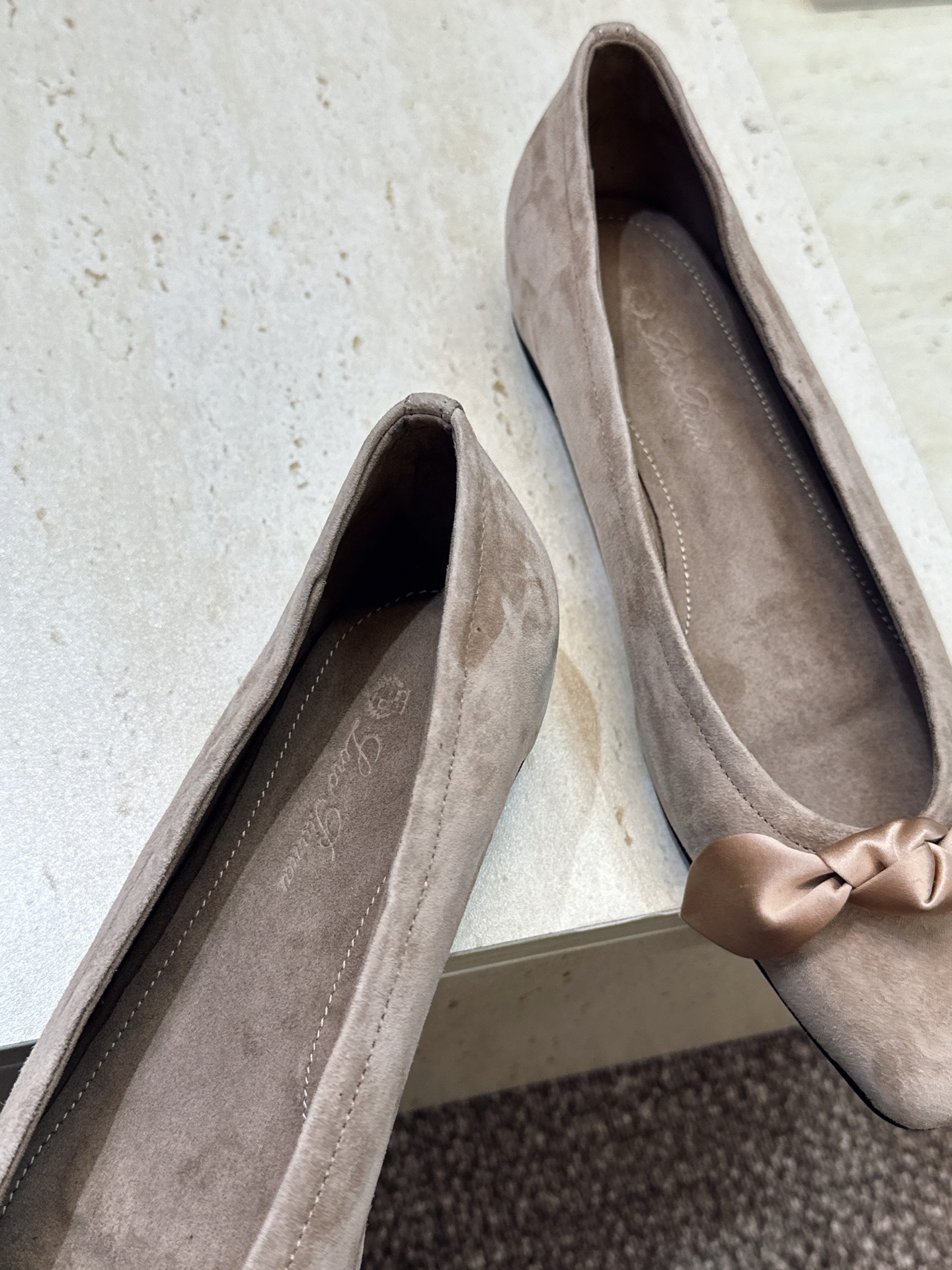 LORO PIANA 诺悠.翩雅 2026春夏新款平底蝴蝶结女鞋 LP字母logo平底尖头拼色单鞋 材质:鞋面进口羊猄 LORO PIANA 诺悠.翩雅 2026春夏新款平底蝴蝶结女鞋 LP字母logo平底尖头拼色单鞋 材质:鞋面进口羊猄