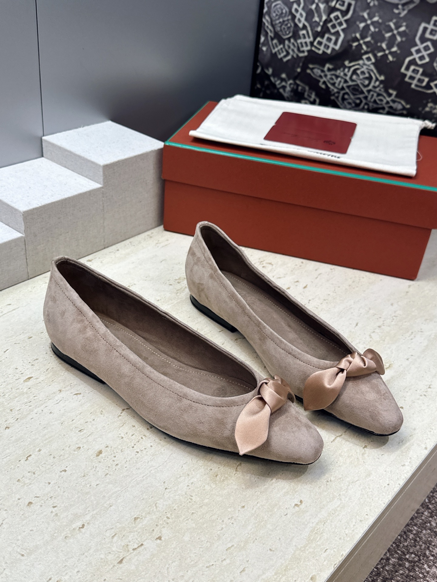 LORO PIANA 诺悠.翩雅 2026春夏新款平底蝴蝶结女鞋 LP字母logo平底尖头拼色单鞋  材质:鞋面进口羊猄