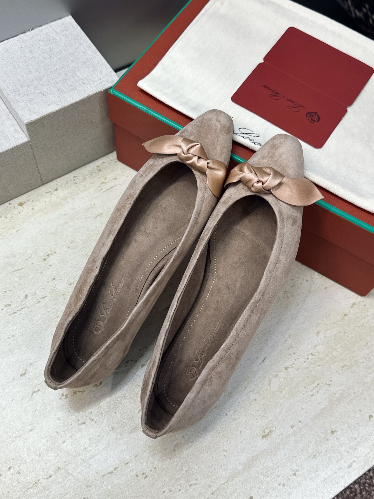 LORO PIANA 诺悠.翩雅 2026春夏新款平底蝴蝶结女鞋 LP字母logo平底尖头拼色单鞋 材质:鞋面进口羊猄 LORO PIANA 诺悠.翩雅 2026春夏新款平底蝴蝶结女鞋 LP字母logo平底尖头拼色单鞋 材质:鞋面进口羊猄