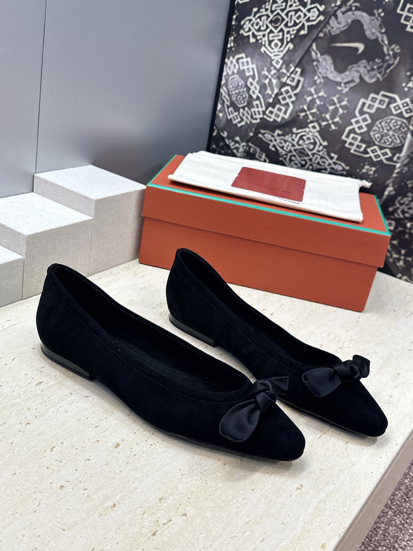 LORO PIANA 诺悠.翩雅 2026春夏新款平底蝴蝶结女鞋 LP字母logo平底尖头拼色单鞋  材质:鞋面进口羊猄