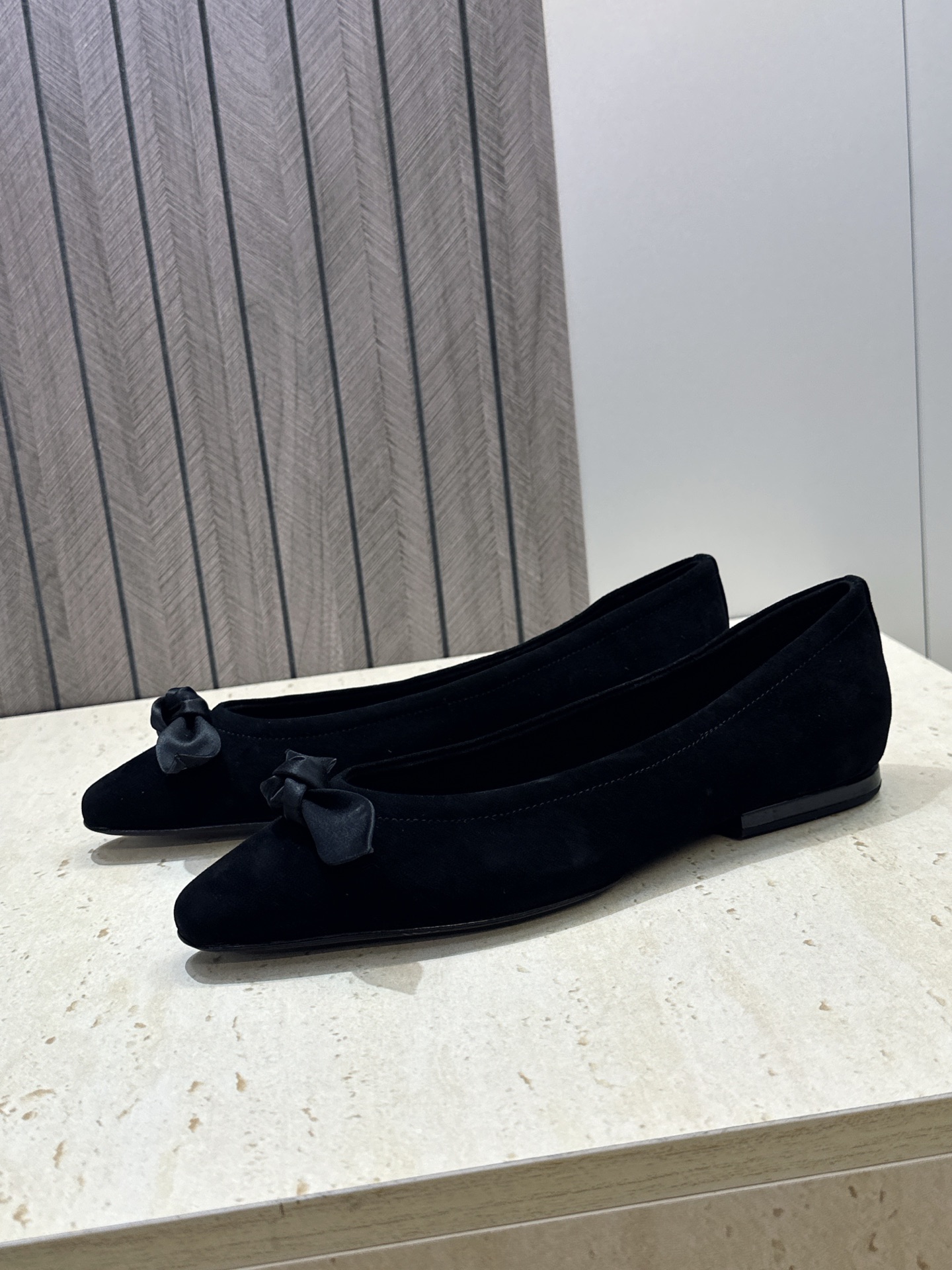 LORO PIANA 诺悠.翩雅 2026春夏新款平底蝴蝶结女鞋 LP字母logo平底尖头拼色单鞋 材质:鞋面进口羊猄 LORO PIANA 诺悠.翩雅 2026春夏新款平底蝴蝶结女鞋 LP字母logo平底尖头拼色单鞋 材质:鞋面进口羊猄