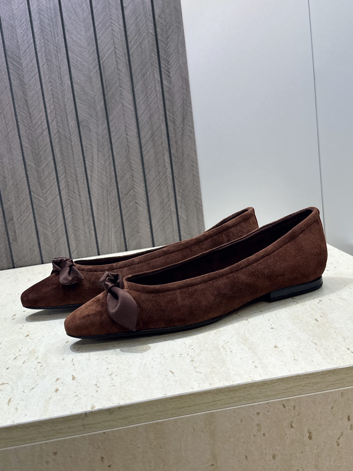 LORO PIANA 诺悠.翩雅 2026春夏新款平底蝴蝶结女鞋 LP字母logo平底尖头拼色单鞋 材质:鞋面进口羊猄 LORO PIANA 诺悠.翩雅 2026春夏新款平底蝴蝶结女鞋 LP字母logo平底尖头拼色单鞋 材质:鞋面进口羊猄