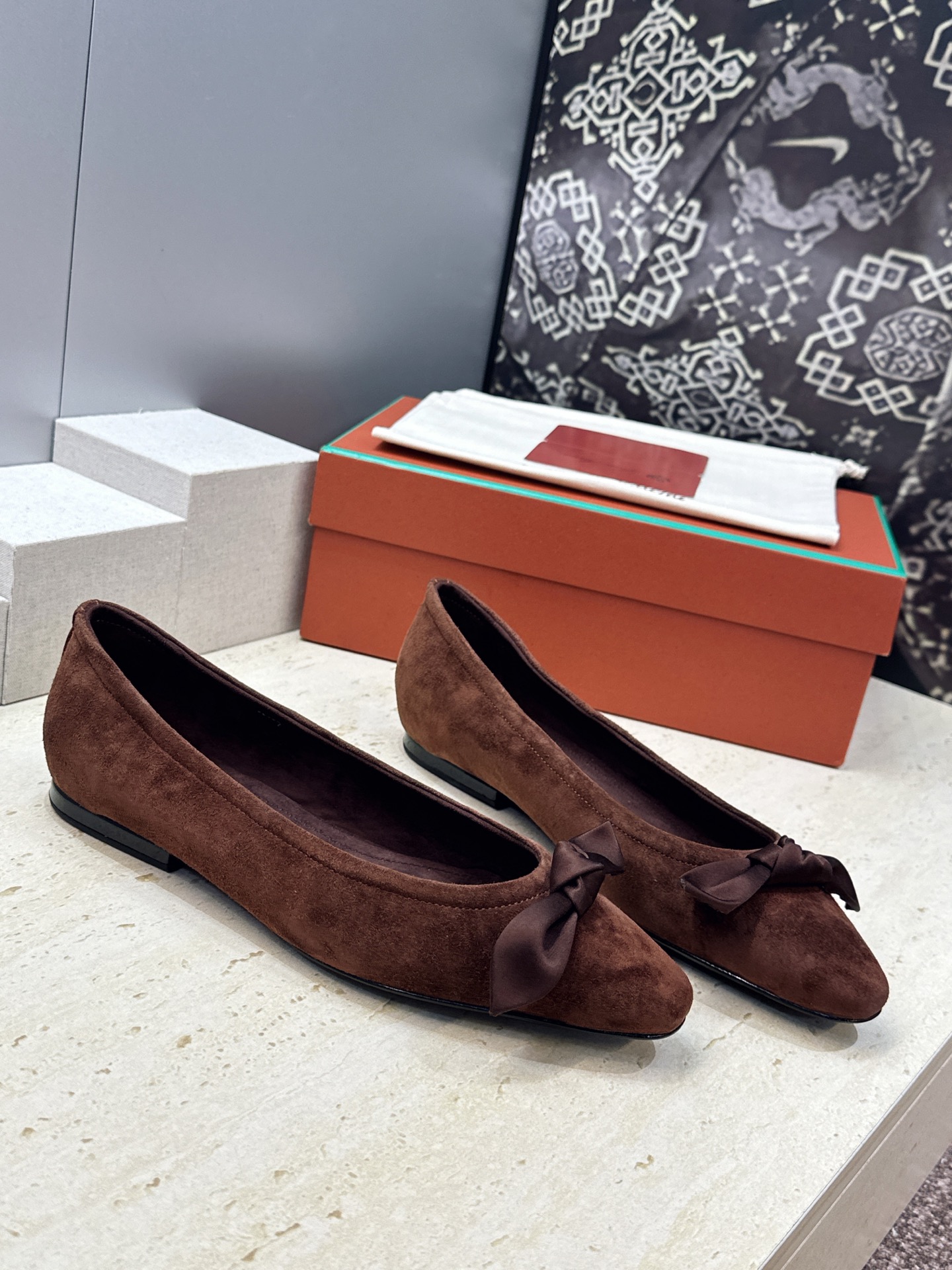 LORO PIANA 诺悠.翩雅 2026春夏新款平底蝴蝶结女鞋 LP字母logo平底尖头拼色单鞋  材质:鞋面进口羊猄