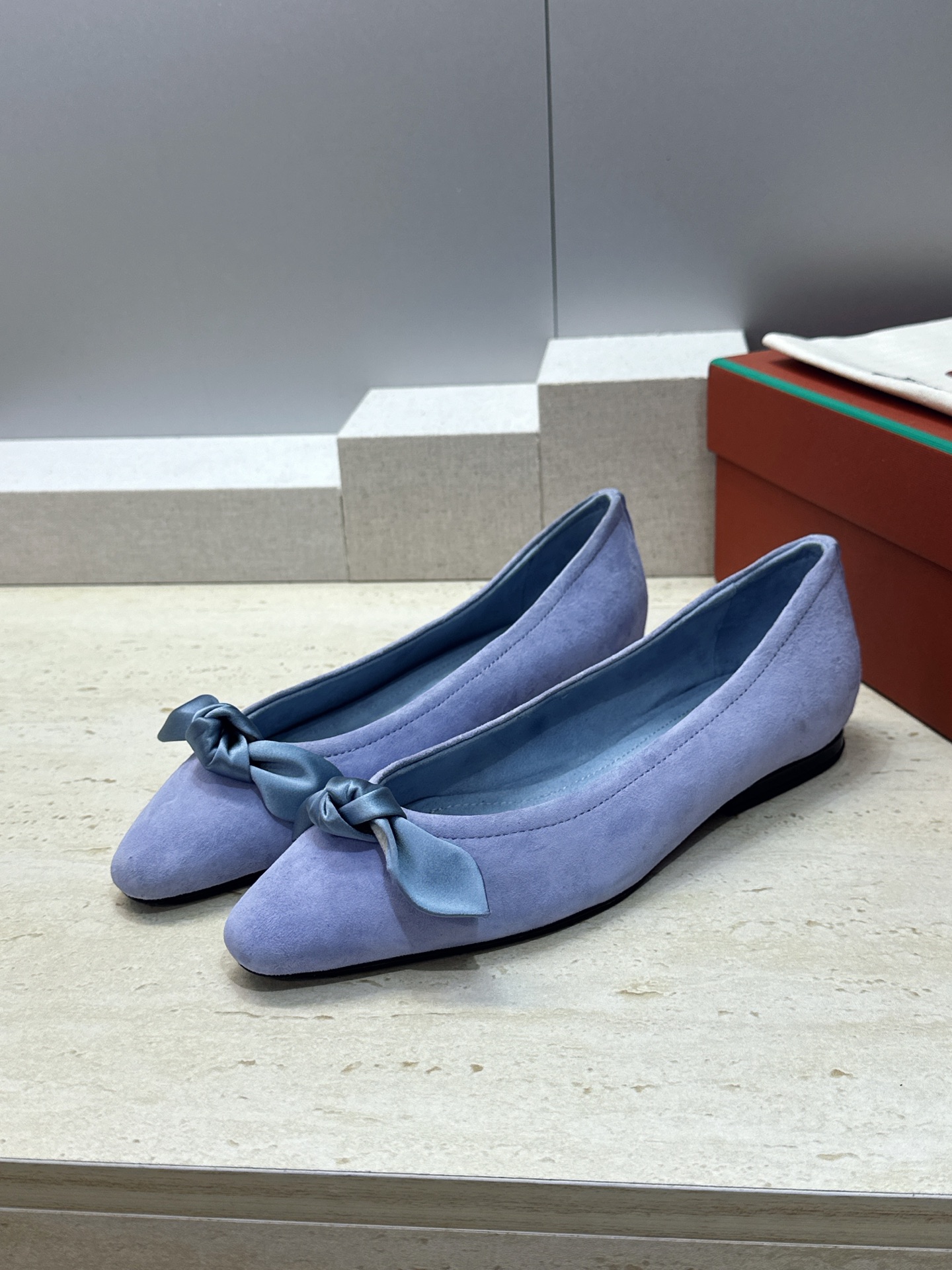 LORO PIANA 诺悠.翩雅 2026春夏新款平底蝴蝶结女鞋 LP字母logo平底尖头拼色单鞋  材质:鞋面进口羊猄