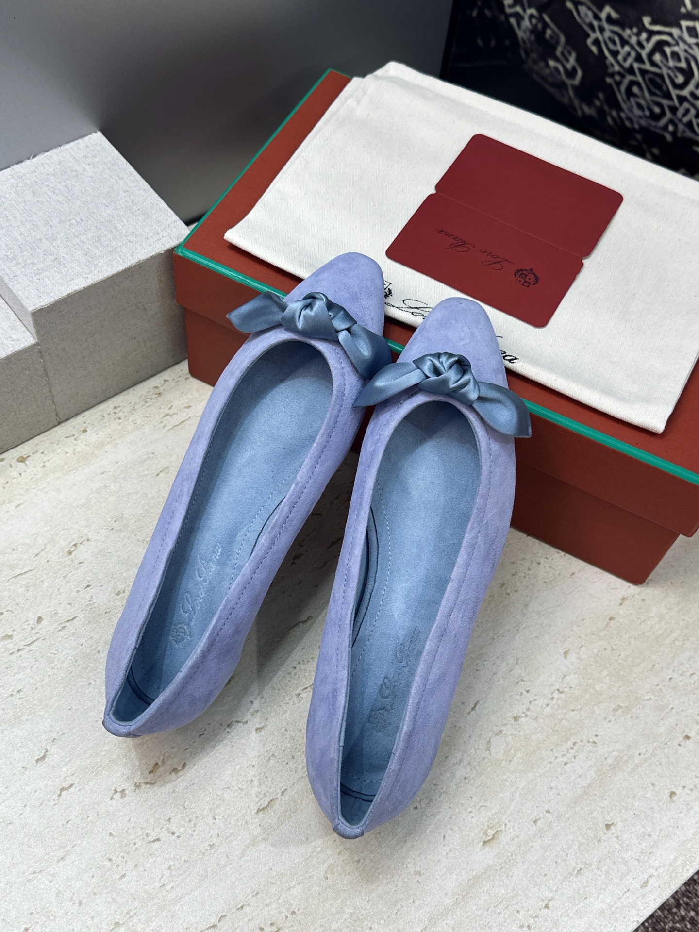 LORO PIANA 诺悠.翩雅 2026春夏新款平底蝴蝶结女鞋 LP字母logo平底尖头拼色单鞋 材质:鞋面进口羊猄 LORO PIANA 诺悠.翩雅 2026春夏新款平底蝴蝶结女鞋 LP字母logo平底尖头拼色单鞋 材质:鞋面进口羊猄