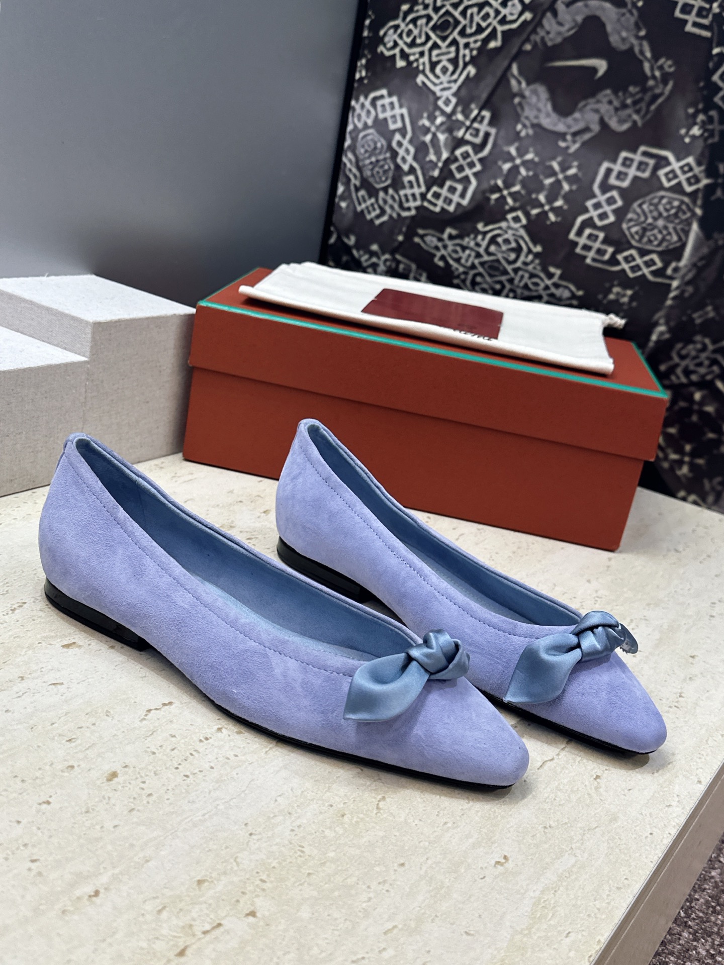 LORO PIANA 诺悠.翩雅 2026春夏新款平底蝴蝶结女鞋 LP字母logo平底尖头拼色单鞋 材质:鞋面进口羊猄 LORO PIANA 诺悠.翩雅 2026春夏新款平底蝴蝶结女鞋 LP字母logo平底尖头拼色单鞋 材质:鞋面进口羊猄
