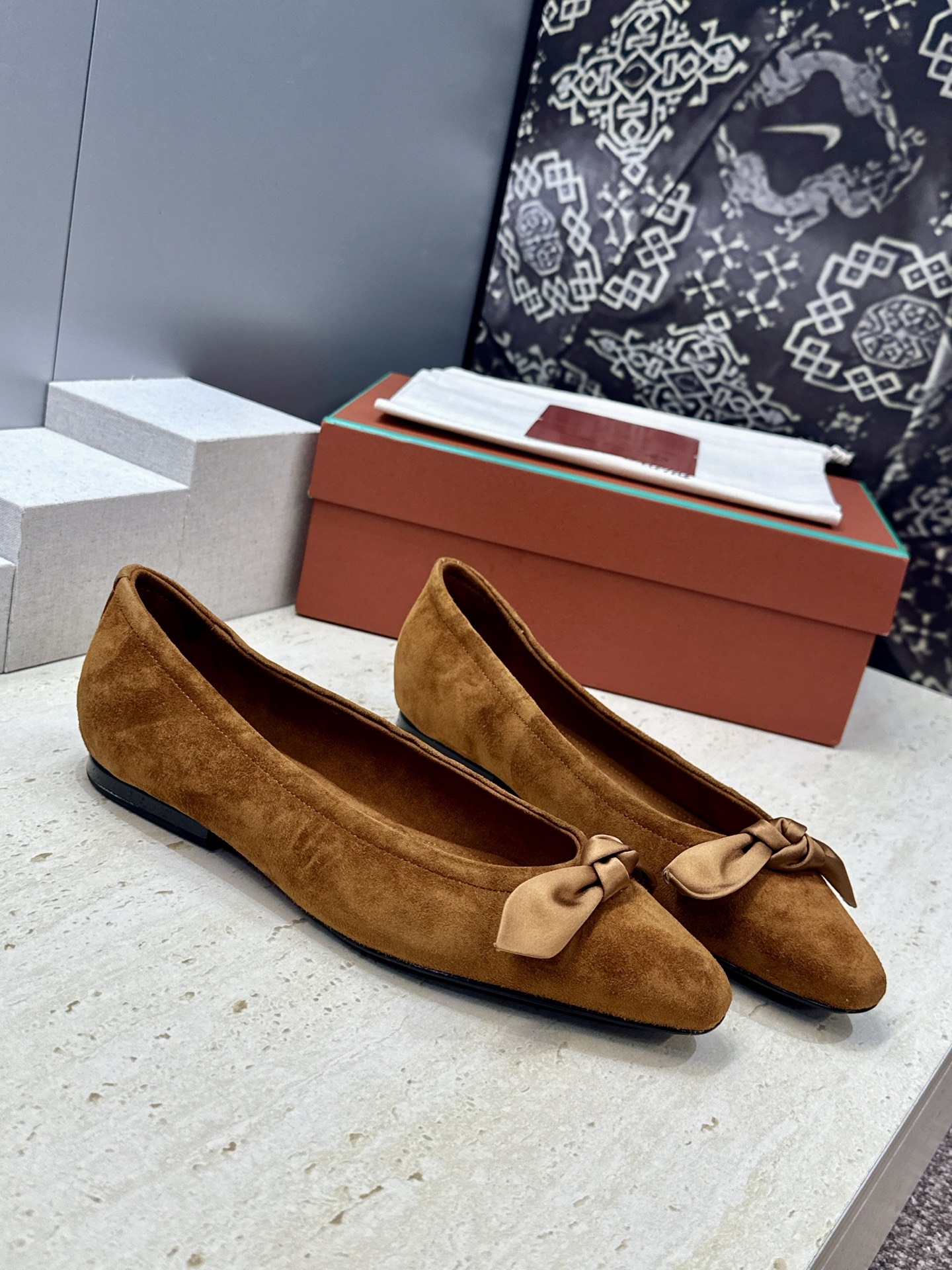 LORO PIANA 诺悠.翩雅 2026春夏新款平底蝴蝶结女鞋 LP字母logo平底尖头拼色单鞋  材质:鞋面进口羊猄