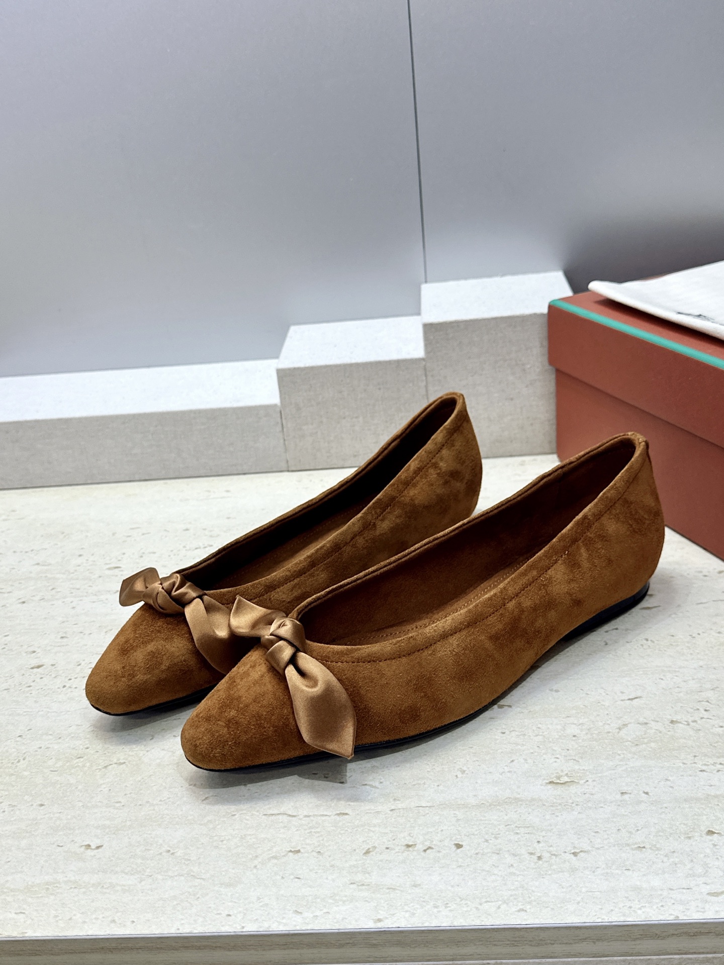 LORO PIANA 诺悠.翩雅 2026春夏新款平底蝴蝶结女鞋 LP字母logo平底尖头拼色单鞋 材质:鞋面进口羊猄 LORO PIANA 诺悠.翩雅 2026春夏新款平底蝴蝶结女鞋 LP字母logo平底尖头拼色单鞋 材质:鞋面进口羊猄