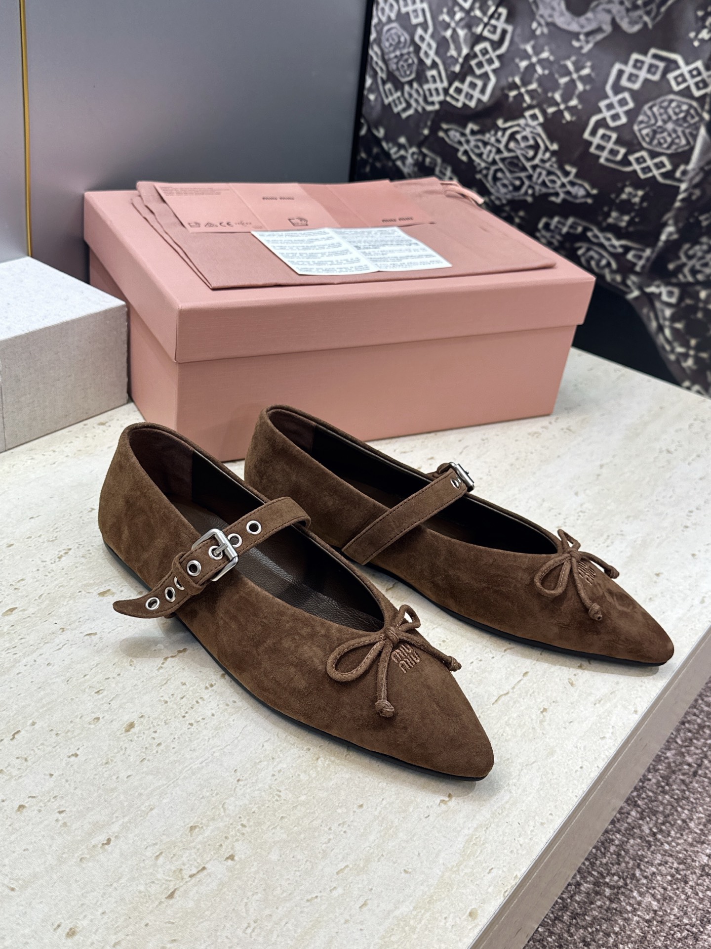 Miumiu 2026早春新款蝴蝶结芭蕾舞女鞋 缪缪字母logo五金扣平底尖头玛丽珍单鞋 材质:鞋面进口羊猄皮+水染羊皮