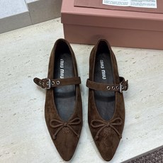 Miumiu 2026早春新款蝴蝶结芭蕾舞女鞋 缪缪字母logo五金扣平底尖头玛丽珍单鞋 材质:鞋面进口羊猄皮+水染羊皮 Miumiu 2026早春新款蝴蝶结芭蕾舞女鞋 缪缪字母logo五金扣平底尖头玛丽珍单鞋 材质:鞋面进口羊猄皮+水染羊皮