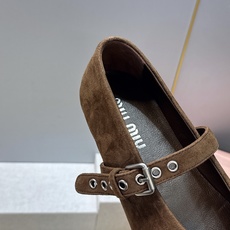 Miumiu 2026早春新款蝴蝶结芭蕾舞女鞋 缪缪字母logo五金扣平底尖头玛丽珍单鞋 材质:鞋面进口羊猄皮+水染羊皮 Miumiu 2026早春新款蝴蝶结芭蕾舞女鞋 缪缪字母logo五金扣平底尖头玛丽珍单鞋 材质:鞋面进口羊猄皮+水染羊皮