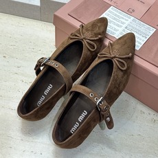 Miumiu 2026早春新款蝴蝶结芭蕾舞女鞋 缪缪字母logo五金扣平底尖头玛丽珍单鞋 材质:鞋面进口羊猄皮+水染羊皮 Miumiu 2026早春新款蝴蝶结芭蕾舞女鞋 缪缪字母logo五金扣平底尖头玛丽珍单鞋 材质:鞋面进口羊猄皮+水染羊皮
