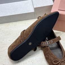 Miumiu 2026早春新款蝴蝶结芭蕾舞女鞋 缪缪字母logo五金扣平底尖头玛丽珍单鞋 材质:鞋面进口羊猄皮+水染羊皮 Miumiu 2026早春新款蝴蝶结芭蕾舞女鞋 缪缪字母logo五金扣平底尖头玛丽珍单鞋 材质:鞋面进口羊猄皮+水染羊皮