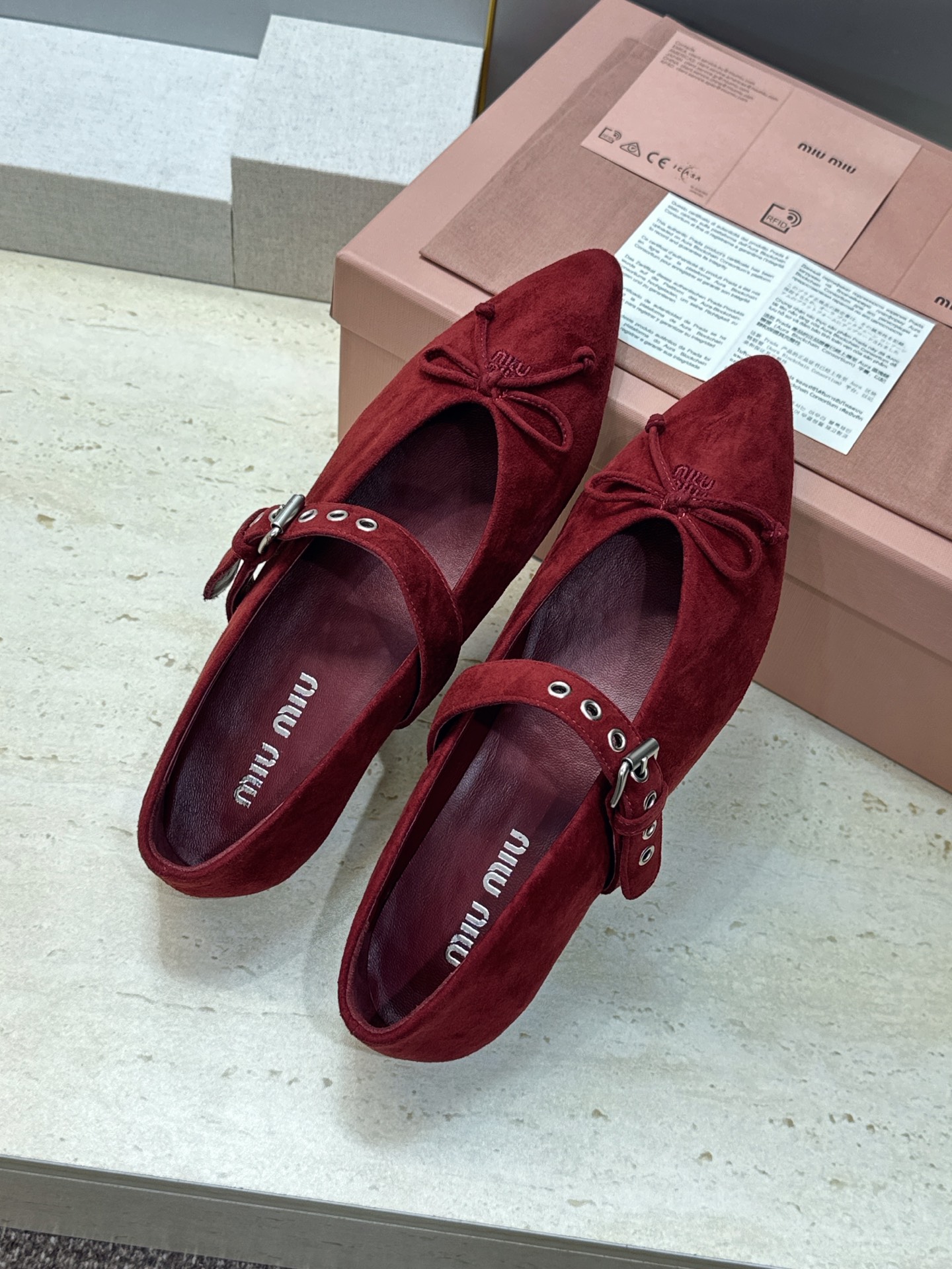 Miumiu 2026早春新款蝴蝶结芭蕾舞女鞋 缪缪字母logo五金扣平底尖头玛丽珍单鞋 材质:鞋面进口羊猄皮+水染羊皮 Miumiu 2026早春新款蝴蝶结芭蕾舞女鞋 缪缪字母logo五金扣平底尖头玛丽珍单鞋 材质:鞋面进口羊猄皮+水染羊皮