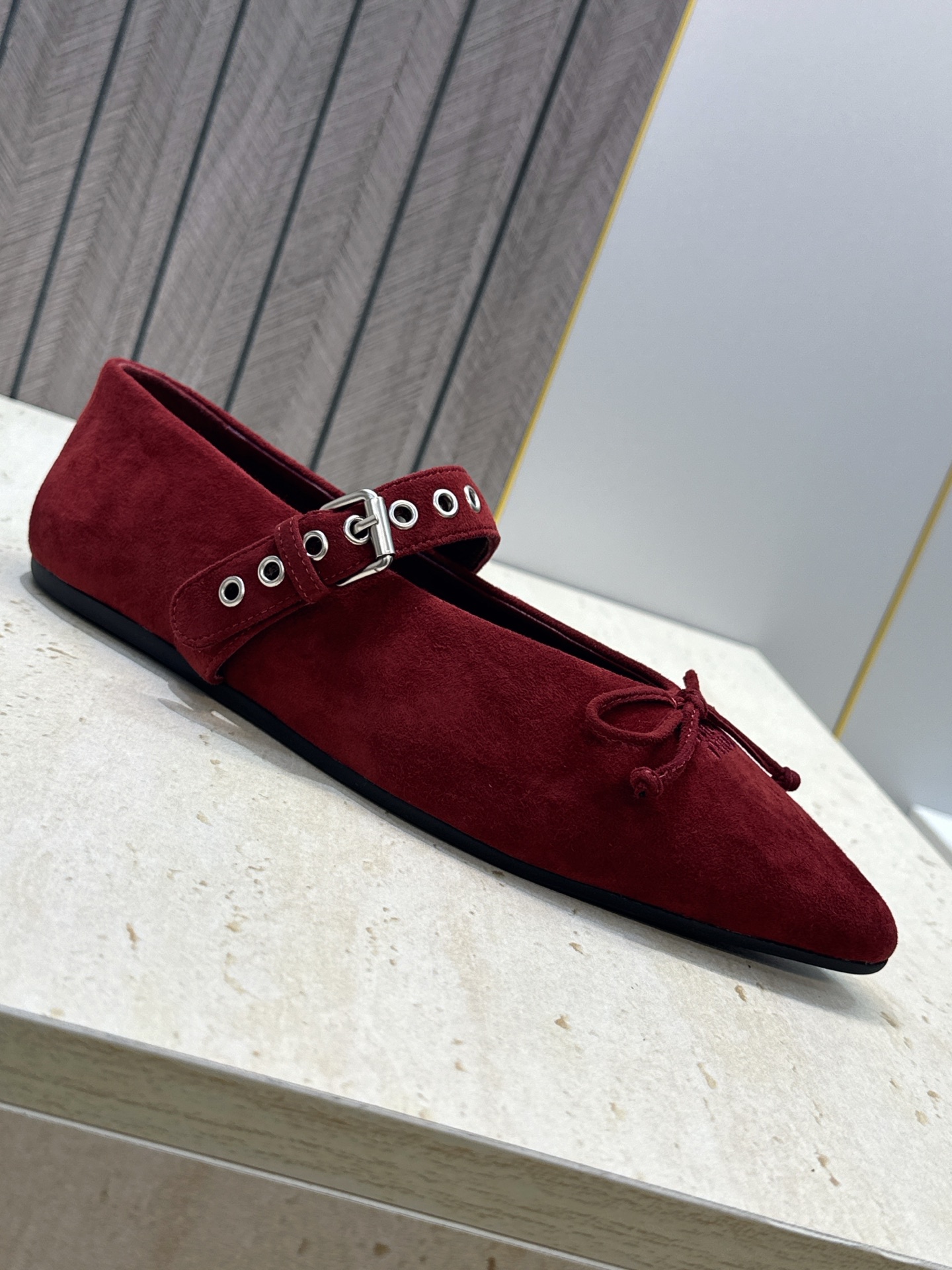 Miumiu 2026早春新款蝴蝶结芭蕾舞女鞋 缪缪字母logo五金扣平底尖头玛丽珍单鞋 材质:鞋面进口羊猄皮+水染羊皮 Miumiu 2026早春新款蝴蝶结芭蕾舞女鞋 缪缪字母logo五金扣平底尖头玛丽珍单鞋 材质:鞋面进口羊猄皮+水染羊皮
