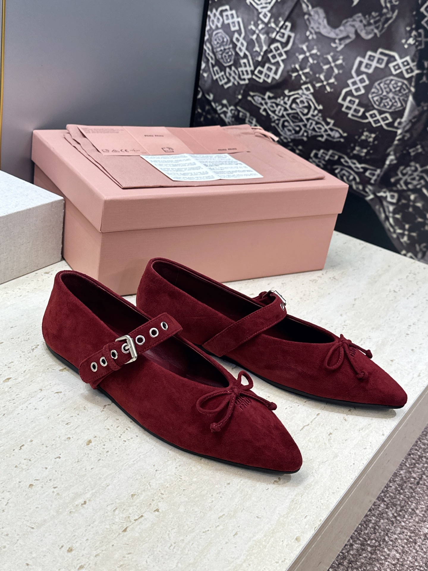 Miumiu 2026早春新款蝴蝶结芭蕾舞女鞋 缪缪字母logo五金扣平底尖头玛丽珍单鞋 材质:鞋面进口羊猄皮+水染羊皮