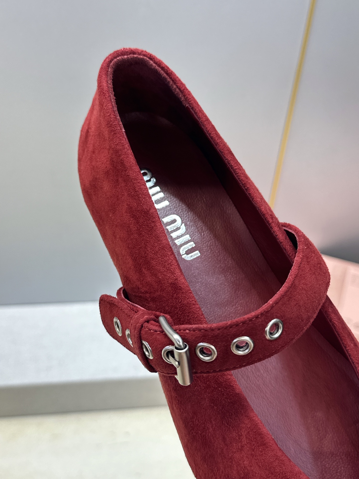 Miumiu 2026早春新款蝴蝶结芭蕾舞女鞋 缪缪字母logo五金扣平底尖头玛丽珍单鞋 材质:鞋面进口羊猄皮+水染羊皮 Miumiu 2026早春新款蝴蝶结芭蕾舞女鞋 缪缪字母logo五金扣平底尖头玛丽珍单鞋 材质:鞋面进口羊猄皮+水染羊皮