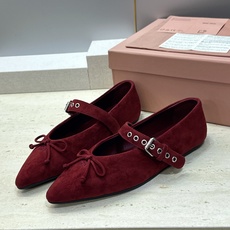 Miumiu 2026早春新款蝴蝶结芭蕾舞女鞋 缪缪字母logo五金扣平底尖头玛丽珍单鞋 材质:鞋面进口羊猄皮+水染羊皮 Miumiu 2026早春新款蝴蝶结芭蕾舞女鞋 缪缪字母logo五金扣平底尖头玛丽珍单鞋 材质:鞋面进口羊猄皮+水染羊皮