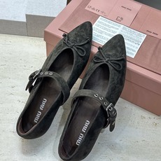 Miumiu 2026早春新款蝴蝶结芭蕾舞女鞋 缪缪字母logo五金扣平底尖头玛丽珍单鞋 材质:鞋面进口羊猄皮+水染羊皮 Miumiu 2026早春新款蝴蝶结芭蕾舞女鞋 缪缪字母logo五金扣平底尖头玛丽珍单鞋 材质:鞋面进口羊猄皮+水染羊皮
