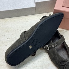 Miumiu 2026早春新款蝴蝶结芭蕾舞女鞋 缪缪字母logo五金扣平底尖头玛丽珍单鞋 材质:鞋面进口羊猄皮+水染羊皮 Miumiu 2026早春新款蝴蝶结芭蕾舞女鞋 缪缪字母logo五金扣平底尖头玛丽珍单鞋 材质:鞋面进口羊猄皮+水染羊皮