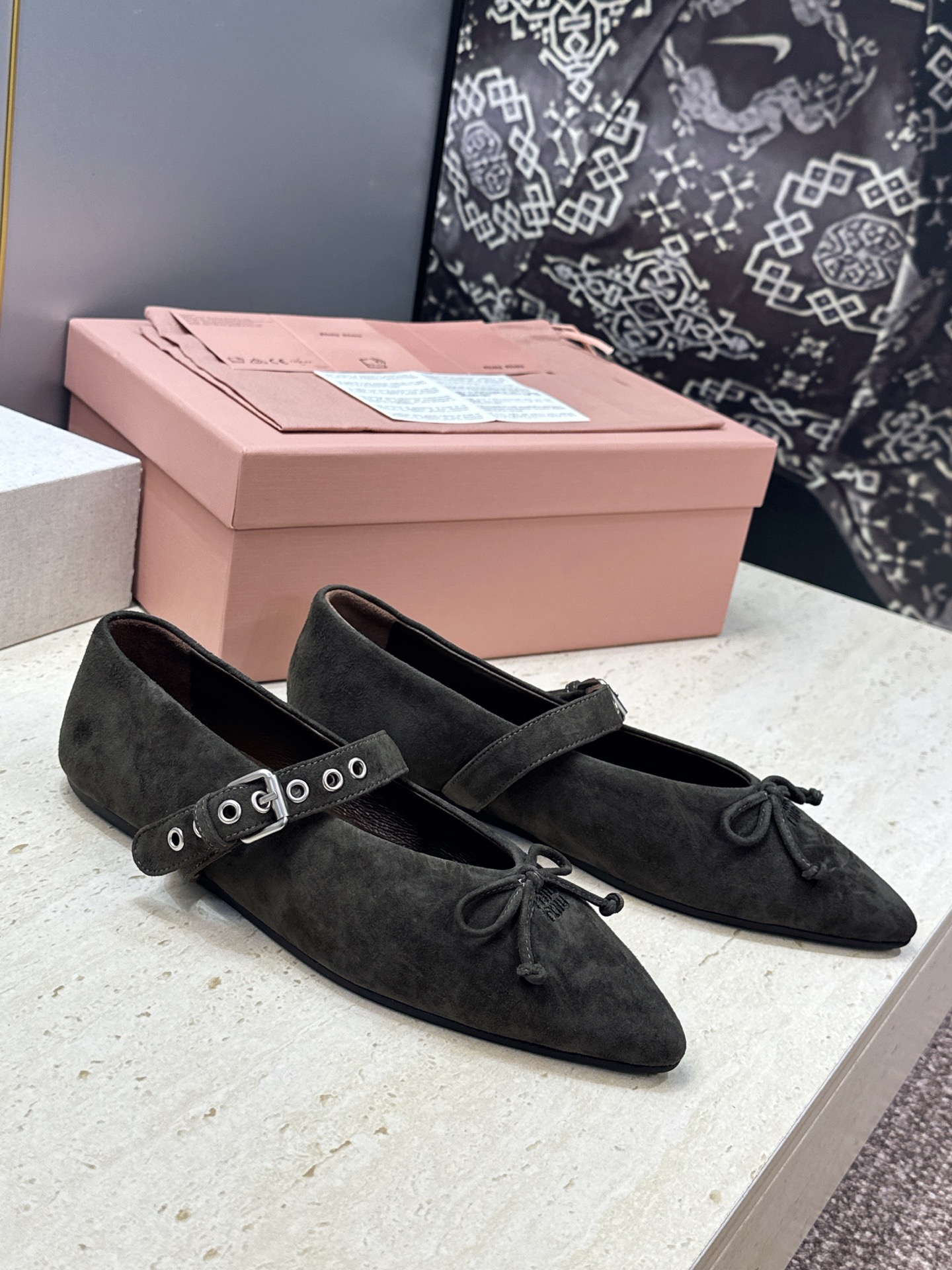 Miumiu 2026早春新款蝴蝶结芭蕾舞女鞋 缪缪字母logo五金扣平底尖头玛丽珍单鞋 材质:鞋面进口羊猄皮+水染羊皮
