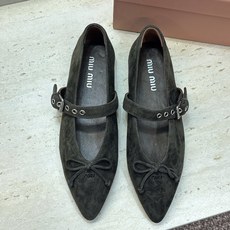 Miumiu 2026早春新款蝴蝶结芭蕾舞女鞋 缪缪字母logo五金扣平底尖头玛丽珍单鞋 材质:鞋面进口羊猄皮+水染羊皮 Miumiu 2026早春新款蝴蝶结芭蕾舞女鞋 缪缪字母logo五金扣平底尖头玛丽珍单鞋 材质:鞋面进口羊猄皮+水染羊皮