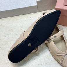 Miumiu 2026早春新款蝴蝶结芭蕾舞女鞋 缪缪字母logo五金扣平底尖头玛丽珍单鞋 材质:鞋面进口羊猄皮+水染羊皮 Miumiu 2026早春新款蝴蝶结芭蕾舞女鞋 缪缪字母logo五金扣平底尖头玛丽珍单鞋 材质:鞋面进口羊猄皮+水染羊皮