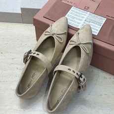 Miumiu 2026早春新款蝴蝶结芭蕾舞女鞋 缪缪字母logo五金扣平底尖头玛丽珍单鞋 材质:鞋面进口羊猄皮+水染羊皮 Miumiu 2026早春新款蝴蝶结芭蕾舞女鞋 缪缪字母logo五金扣平底尖头玛丽珍单鞋 材质:鞋面进口羊猄皮+水染羊皮