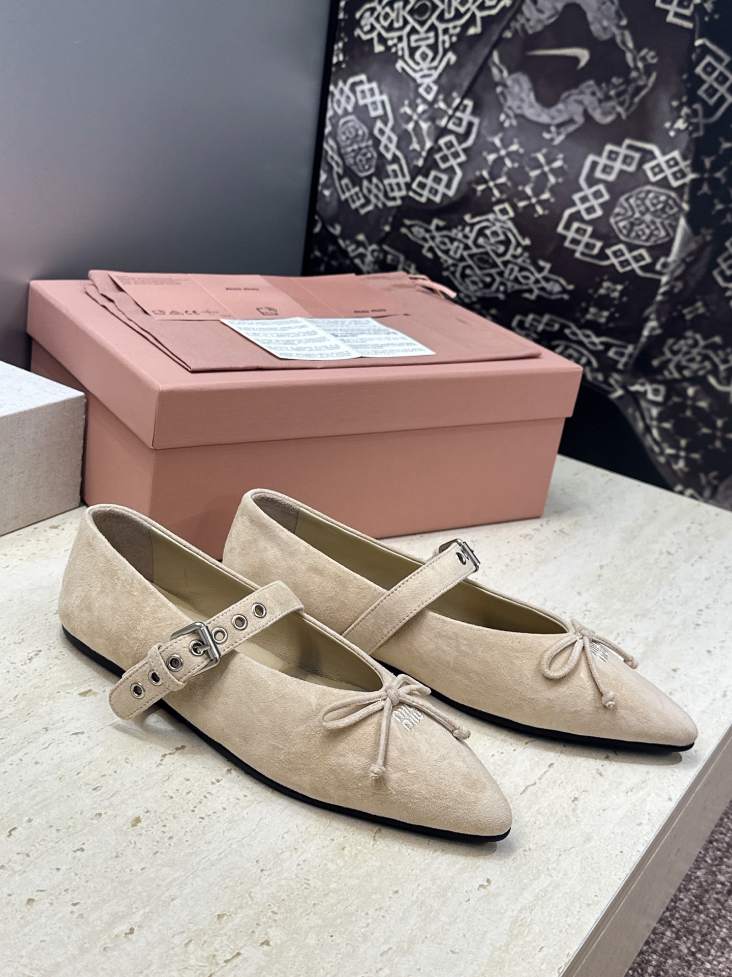 Miumiu 2026早春新款蝴蝶结芭蕾舞女鞋 缪缪字母logo五金扣平底尖头玛丽珍单鞋 材质:鞋面进口羊猄皮+水染羊皮