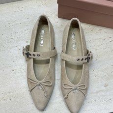 Miumiu 2026早春新款蝴蝶结芭蕾舞女鞋 缪缪字母logo五金扣平底尖头玛丽珍单鞋 材质:鞋面进口羊猄皮+水染羊皮 Miumiu 2026早春新款蝴蝶结芭蕾舞女鞋 缪缪字母logo五金扣平底尖头玛丽珍单鞋 材质:鞋面进口羊猄皮+水染羊皮