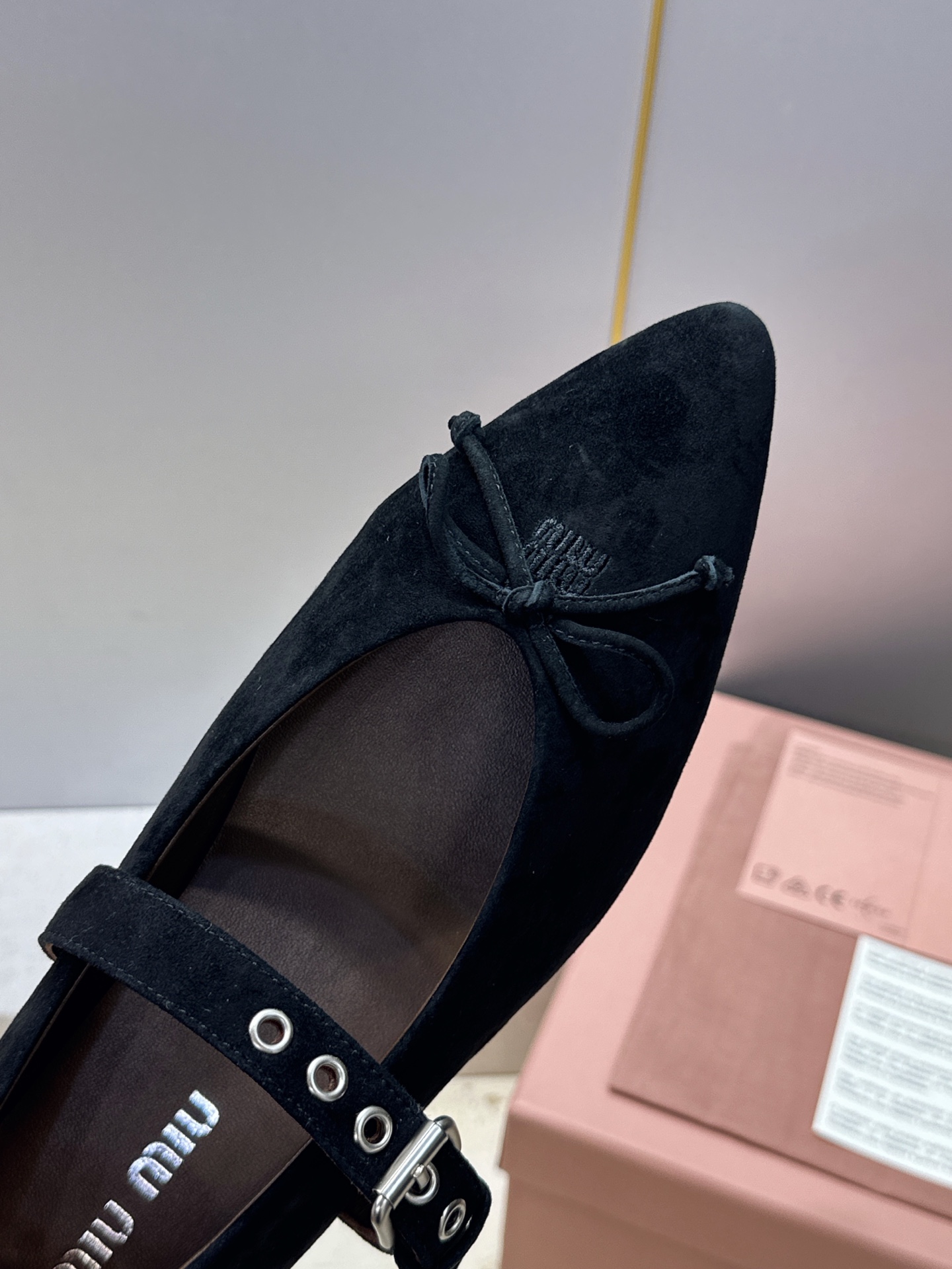 Miumiu 2026早春新款蝴蝶结芭蕾舞女鞋 缪缪字母logo五金扣平底尖头玛丽珍单鞋 材质:鞋面进口羊猄皮+水染羊皮
